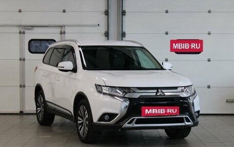 Mitsubishi Outlander III рестайлинг 3, 2018 год, 1 980 000 рублей, 3 фотография