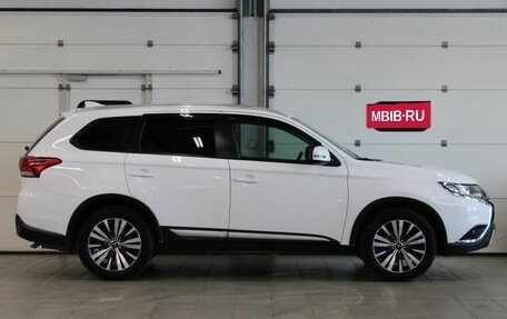 Mitsubishi Outlander III рестайлинг 3, 2018 год, 1 980 000 рублей, 4 фотография