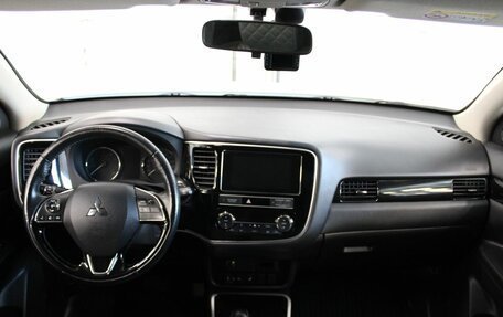 Mitsubishi Outlander III рестайлинг 3, 2018 год, 1 980 000 рублей, 14 фотография