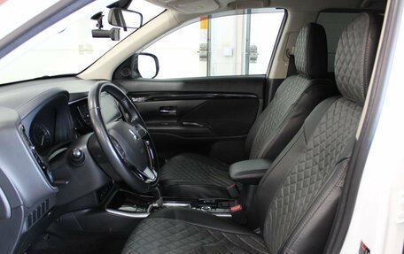 Mitsubishi Outlander III рестайлинг 3, 2018 год, 1 980 000 рублей, 13 фотография