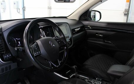 Mitsubishi Outlander III рестайлинг 3, 2018 год, 1 980 000 рублей, 12 фотография