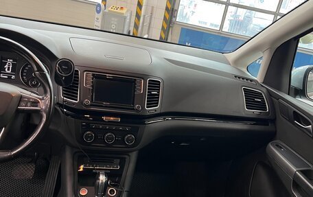SEAT Alhambra II рестайлинг, 2015 год, 1 650 000 рублей, 14 фотография