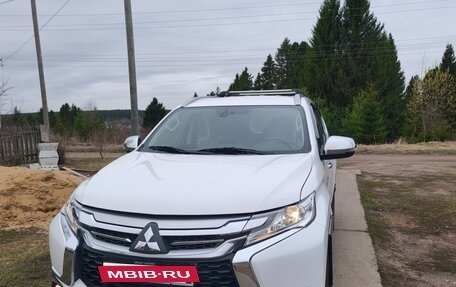 Mitsubishi Pajero Sport III рестайлинг, 2018 год, 3 300 000 рублей, 5 фотография