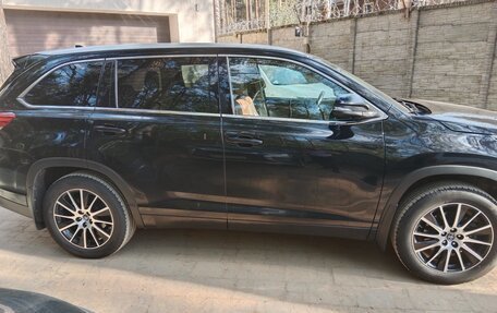 Toyota Highlander III, 2018 год, 3 200 000 рублей, 2 фотография