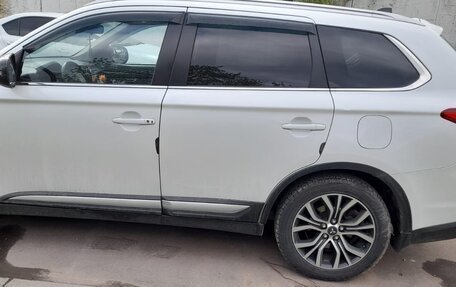 Mitsubishi Outlander III рестайлинг 3, 2016 год, 1 770 000 рублей, 4 фотография