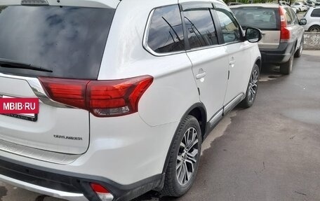 Mitsubishi Outlander III рестайлинг 3, 2016 год, 1 770 000 рублей, 2 фотография