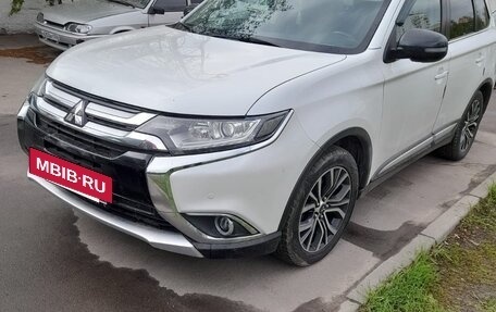 Mitsubishi Outlander III рестайлинг 3, 2016 год, 1 770 000 рублей, 3 фотография