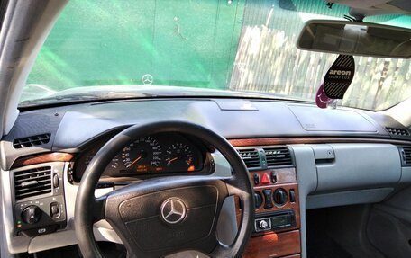 Mercedes-Benz E-Класс, 1999 год, 570 000 рублей, 4 фотография