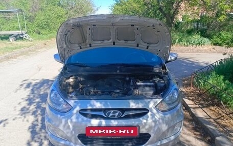 Hyundai Solaris II рестайлинг, 2011 год, 800 000 рублей, 2 фотография