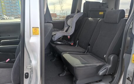 Toyota Voxy II, 2010 год, 1 430 000 рублей, 6 фотография