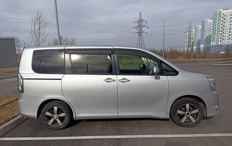 Toyota Voxy II, 2010 год, 1 430 000 рублей, 3 фотография