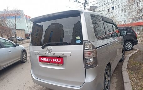 Toyota Voxy II, 2010 год, 1 430 000 рублей, 12 фотография