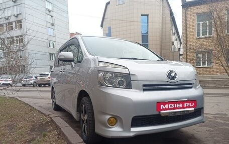 Toyota Voxy II, 2010 год, 1 430 000 рублей, 10 фотография