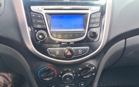 Hyundai Solaris II рестайлинг, 2011 год, 750 000 рублей, 10 фотография