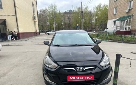 Hyundai Solaris II рестайлинг, 2011 год, 880 000 рублей, 1 фотография