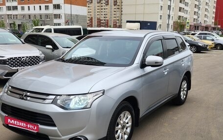 Mitsubishi Outlander III рестайлинг 3, 2014 год, 1 100 000 рублей, 3 фотография