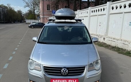 Volkswagen Touran III, 2007 год, 679 999 рублей, 2 фотография