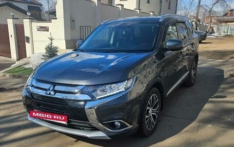 Mitsubishi Outlander III рестайлинг 3, 2018 год, 2 250 000 рублей, 3 фотография