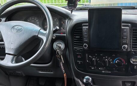 Toyota Land Cruiser 100 рестайлинг 2, 2002 год, 2 300 000 рублей, 12 фотография