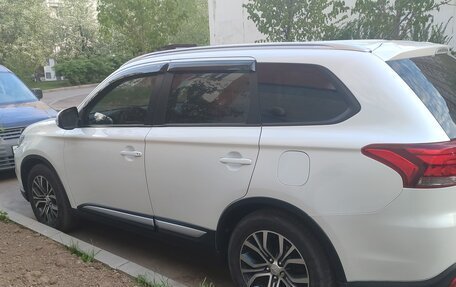 Mitsubishi Outlander III рестайлинг 3, 2015 год, 1 570 000 рублей, 2 фотография