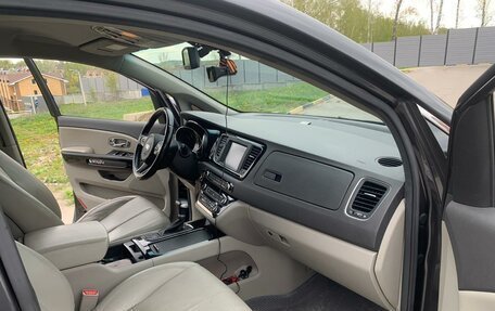 KIA Carnival III, 2017 год, 2 460 000 рублей, 10 фотография