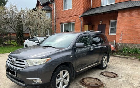 Toyota Highlander III, 2011 год, 2 300 000 рублей, 2 фотография