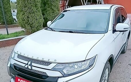 Mitsubishi Outlander III рестайлинг 3, 2018 год, 2 370 000 рублей, 6 фотография