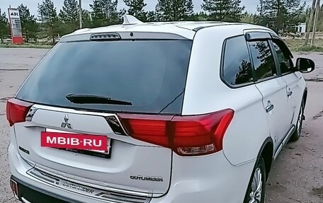 Mitsubishi Outlander III рестайлинг 3, 2018 год, 2 370 000 рублей, 7 фотография