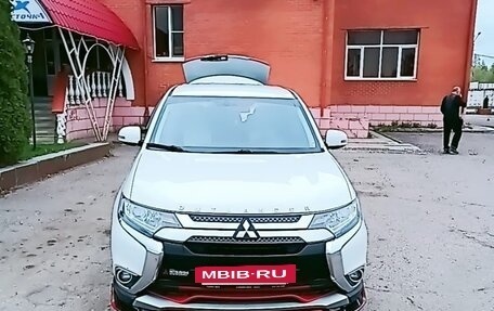 Mitsubishi Outlander III рестайлинг 3, 2018 год, 2 370 000 рублей, 3 фотография