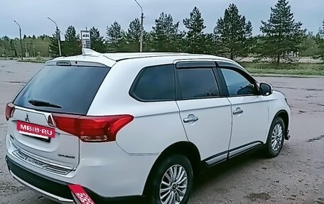 Mitsubishi Outlander III рестайлинг 3, 2018 год, 2 370 000 рублей, 5 фотография