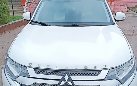 Mitsubishi Outlander III рестайлинг 3, 2018 год, 2 370 000 рублей, 8 фотография