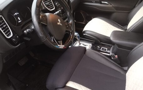 Mitsubishi Outlander III рестайлинг 3, 2018 год, 2 370 000 рублей, 19 фотография