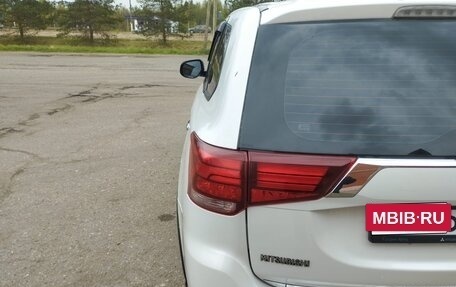 Mitsubishi Outlander III рестайлинг 3, 2018 год, 2 370 000 рублей, 10 фотография