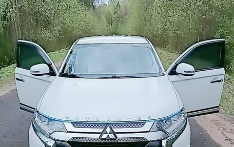 Mitsubishi Outlander III рестайлинг 3, 2018 год, 2 370 000 рублей, 17 фотография
