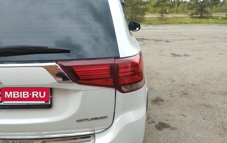 Mitsubishi Outlander III рестайлинг 3, 2018 год, 2 370 000 рублей, 11 фотография