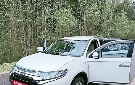 Mitsubishi Outlander III рестайлинг 3, 2018 год, 2 370 000 рублей, 18 фотография