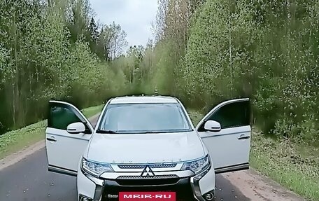 Mitsubishi Outlander III рестайлинг 3, 2018 год, 2 370 000 рублей, 16 фотография