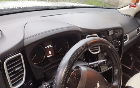 Mitsubishi Outlander III рестайлинг 3, 2018 год, 2 370 000 рублей, 24 фотография