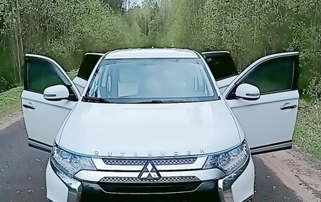 Mitsubishi Outlander III рестайлинг 3, 2018 год, 2 370 000 рублей, 15 фотография