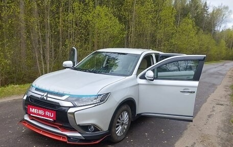 Mitsubishi Outlander III рестайлинг 3, 2018 год, 2 370 000 рублей, 13 фотография