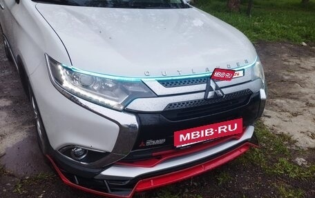 Mitsubishi Outlander III рестайлинг 3, 2018 год, 2 370 000 рублей, 34 фотография