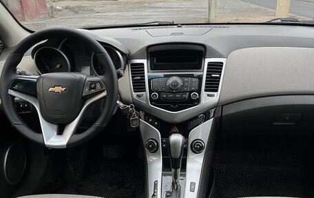Chevrolet Cruze II, 2010 год, 800 000 рублей, 13 фотография