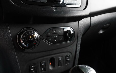 Renault Logan II, 2016 год, 959 000 рублей, 14 фотография
