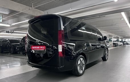 Hyundai Staria, 2021 год, 2 850 000 рублей, 2 фотография