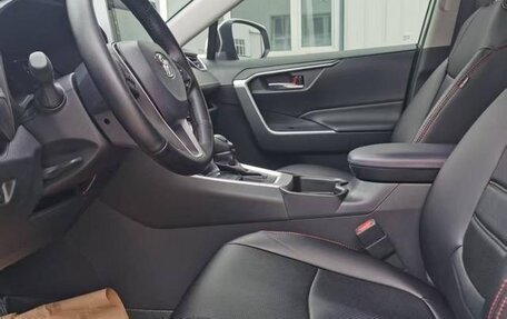 Toyota RAV4, 2021 год, 2 495 000 рублей, 10 фотография