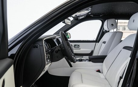 Rolls-Royce Cullinan, 2024 год, 60 000 000 рублей, 8 фотография