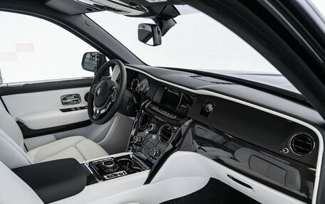 Rolls-Royce Cullinan, 2024 год, 60 000 000 рублей, 12 фотография