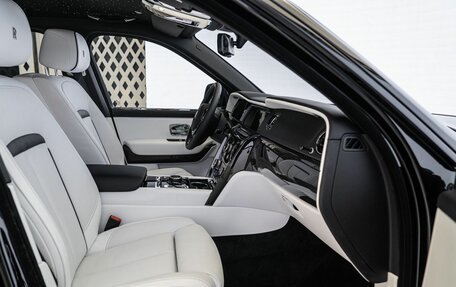 Rolls-Royce Cullinan, 2024 год, 60 000 000 рублей, 16 фотография