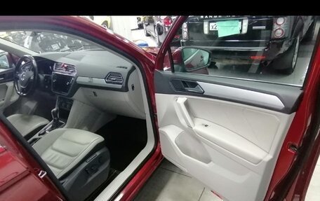 Volkswagen Tiguan II, 2018 год, 3 050 000 рублей, 4 фотография