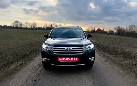 Toyota Highlander III, 2013 год, 2 550 000 рублей, 2 фотография